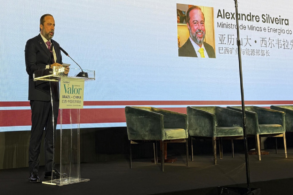 Em abril, Silveira participou de evento em Xangai (Foto: Divulgação MME)